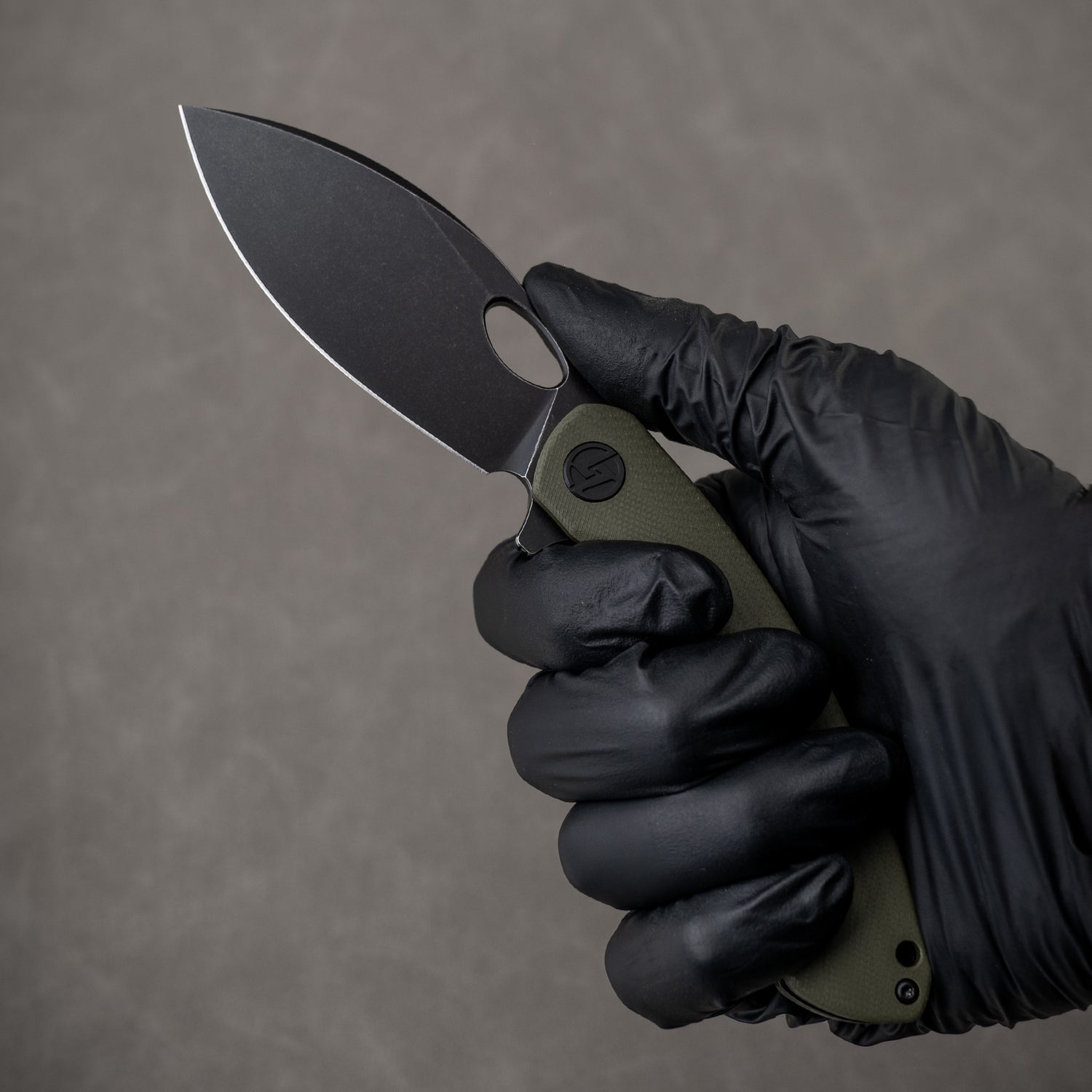 Black blade G064 open in hand – Army Green