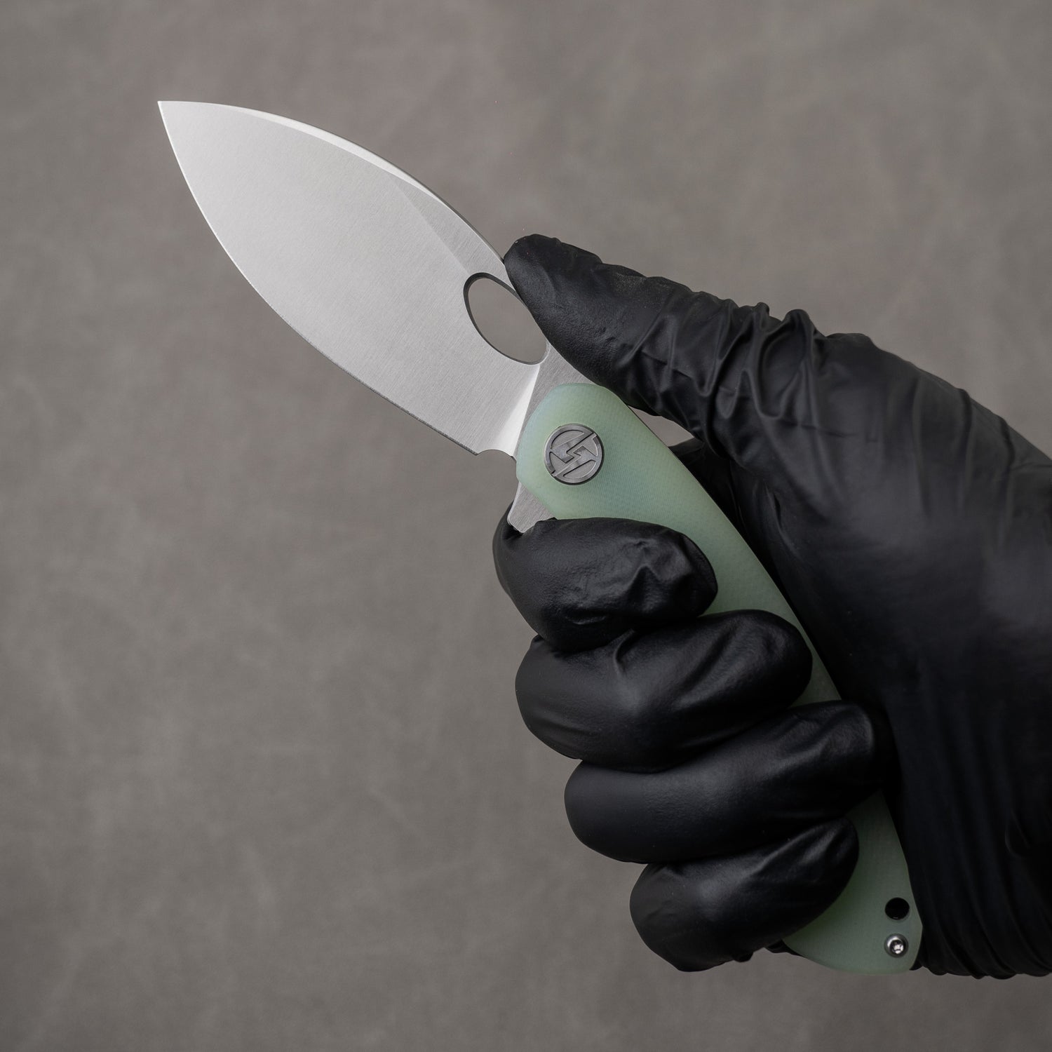 Open knife in hand – Nature Green with satin blade