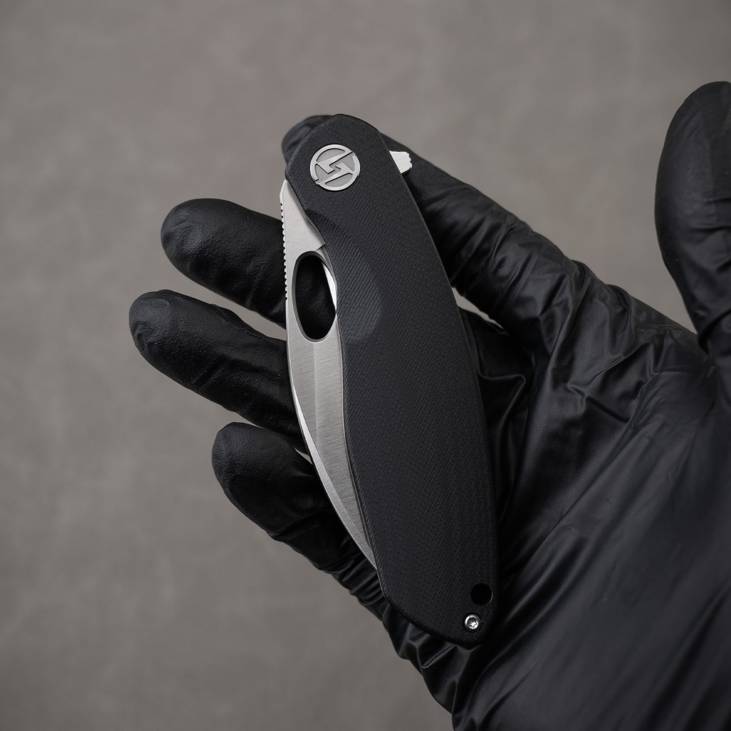 Black handle satin blade G064 – closed in hand