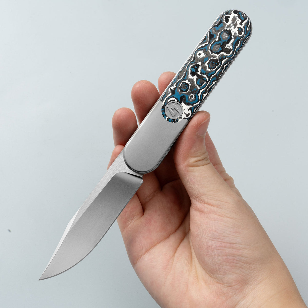 Rocket XL T081 (3.07''+M390+Blue Carbon Fiber)-Liner Lock-Front Flipper