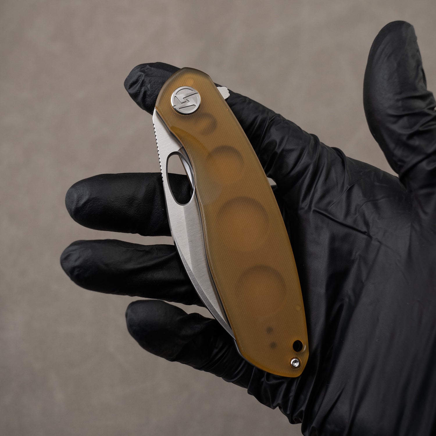 Knife in hand, closed – satin edge and amber PEI