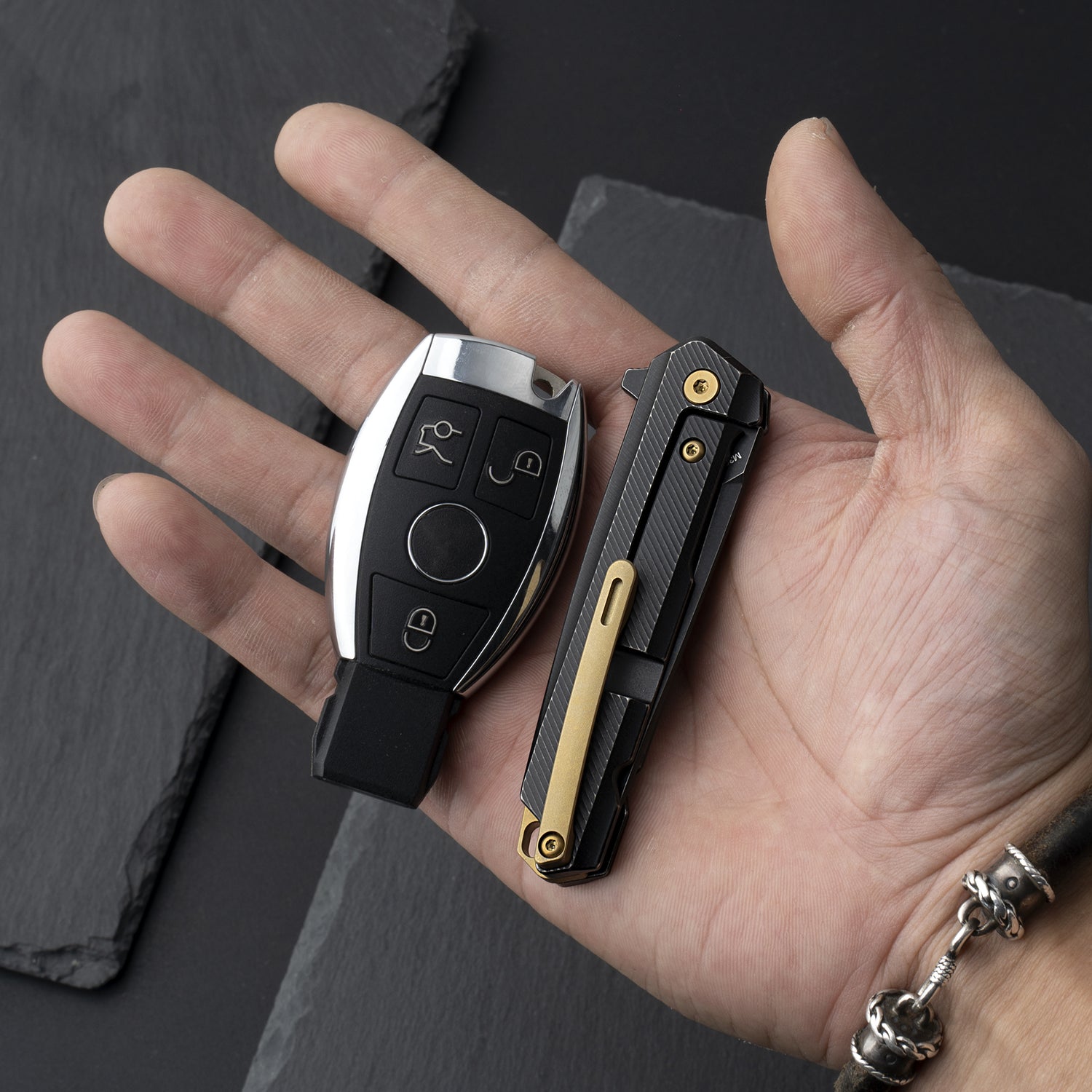 T041 Pocket Knife 2.6'' M390 Blade + Titainium Handle - Frame Lock - Flipper