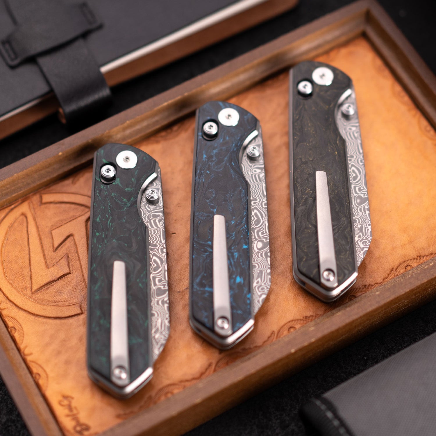 Imperial Penguin M060(3.35''+Damascus+Carbon fibre)-Axis lock-thumb stud
