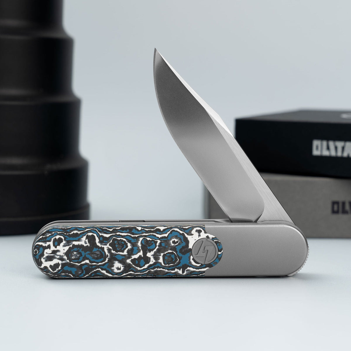 Rocket XL T081 (3.07''+M390+Blue Carbon Fiber)-Liner Lock-Front Flipper